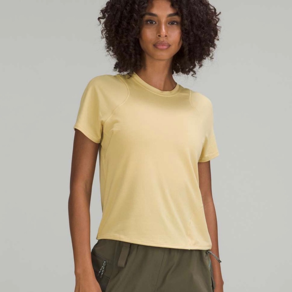 NWOT Lightweight Cinched Hem Hiking T-Shirt in Golden Sand